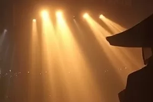 《半格胶片》卡片封面：半格胶片样张与放大镜