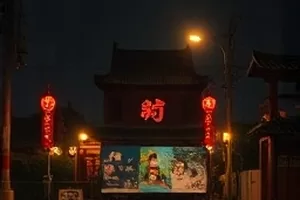 《雾港回声》删改时间线卡片封面：夜戏码头与雾中灯串