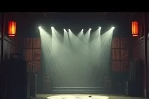 《白塔夜班》综艺卡片封面：深夜灯下的值班室窗户